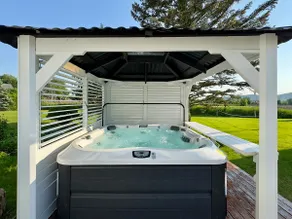 Hockey House, Players HQ, Swimming Pool & Jacuzzi - Image 2