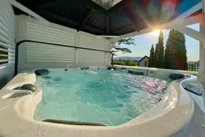 Hockey House, Players HQ, Swimming Pool & Jacuzzi - Image 4