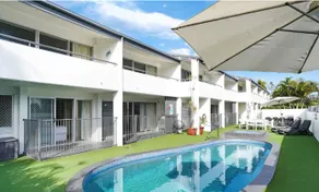 Couples Budget Stay on Noosa Parade! - Image 2