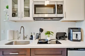 Jane's Home (MSB) | Modern w/ Laundry & Parking - Image 4