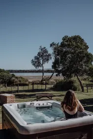 Sea Breeze Freycinet - Hot Tub - Image 3