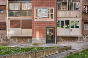 Refurbished and cozy apartment in a residential area - Image 5