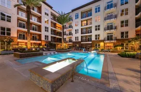 Modern King 1BD, Grand Balcony, Pool, Free Parking - Image 3
