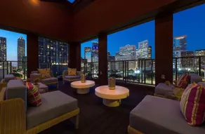 Modern King 1BD, Grand Balcony, Pool, Free Parking - Image 2