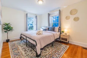 Adams Village 6-Bed Apt: City Perks, Suburban Vibe - Image 4