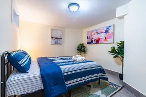 Adams Village 6-Bed Apt: City Perks, Suburban Vibe - Image 5