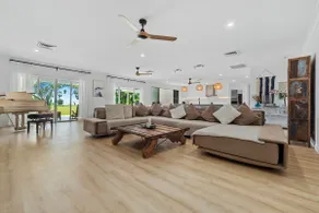 Da White Beachfront House Near Palm Cove - Image 3