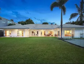 Da White Beachfront House Near Palm Cove - Image 2