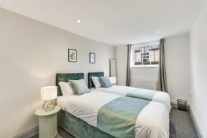 Stylish stay Ware town with parking - Image 4