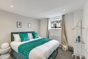 Stylish stay Ware town with parking - Image 2