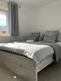 Sheffield Boutique Cosy 3-bed Home - Image 3