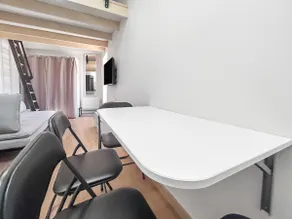 Bright Mezzanine Studio 10 minutes from Disney - Image 2