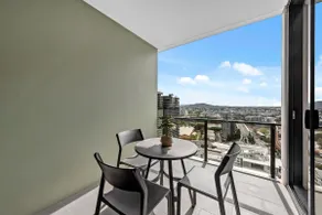 Stylish 1BR - Lv26 with Mountain Views, Pool and Park - Image 3