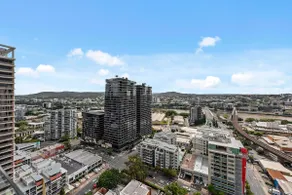 Stylish 1BR - Lv26 with Mountain Views, Pool and Park - Image 4