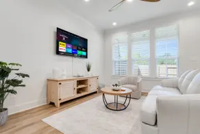 Luxury, 3BR, Private Yard/Garage - Image 2