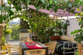 Spacious apartment with large terrace and views - Image 3