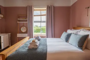 Large farmhouse heated pool nr Chester Parking - Image 4