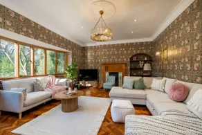 Luxury Period 7 Bed Mansion near Warner Bros - Image 4
