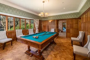 Luxury Period 7 Bed Mansion near Warner Bros - Image 5
