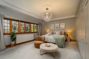 Luxury Period 7 Bed Mansion near Warner Bros - Image 2