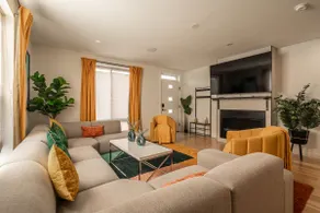 Top Notch Townhome w/Rooftop + Garage Parking! - Image 2