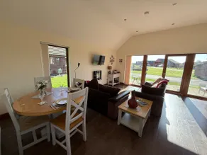 Poppy Lodge-Tranquil-Fishing-Hot Tub-7m to Beach - Image 4