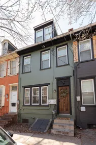 Quaint Townhome on Queen - Image 2