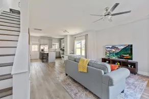 Modern Oasis Duplex 6 Bed 4.2 Bath, Close to DT - Image 3