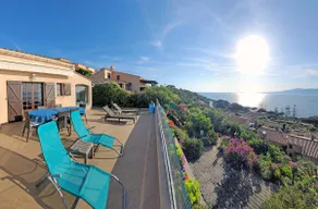 Mini villa avec jardin et terrasse panoramique à 150m. de la mer. - Image 2