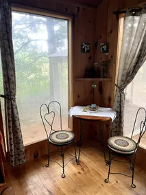 Artsy Pine Cabin in the Woods - Image 4