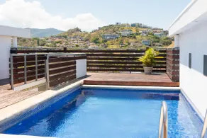 Euroloft Luxury Penthouse w/ Rooftop Pool & Views - Image 2