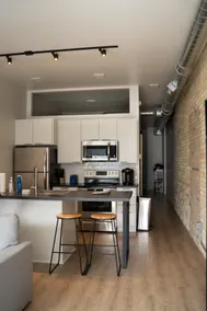 Modern Downtown Stay - Image 2