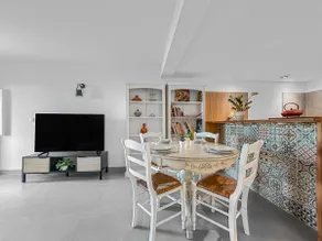 Spacious apartment & stunning views - Image 4