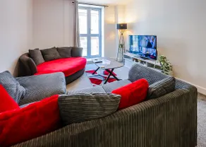 Stylish l l 2BR flat | Fast Wi-Fi | free parking - Image 5