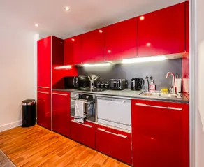 Stylish l l 2BR flat | Fast Wi-Fi | free parking - Image 3