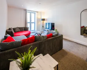 Stylish l l 2BR flat | Fast Wi-Fi | free parking - Image 2