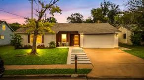 Modern Austin Home | 2 Kings+4BR+DT+Games+BBQ - Image 2