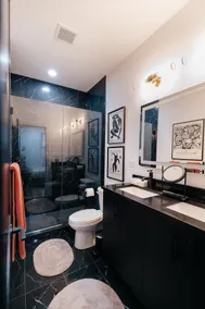 6 Min to UChicago | Free Parking | Lux Condo - Image 3