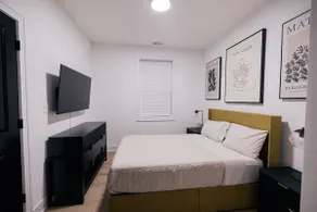 6 Min to UChicago | Free Parking | Lux Condo - Image 5