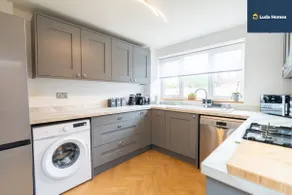 LONG TERM - Comfy Home - Cls to hospital - Sleeps 7 - wParking - Image 5
