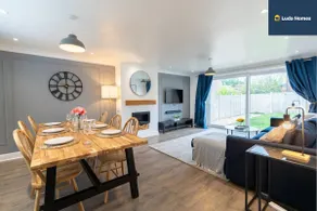 LONG TERM - Comfy Home - Cls to hospital - Sleeps 7 - wParking - Image 2