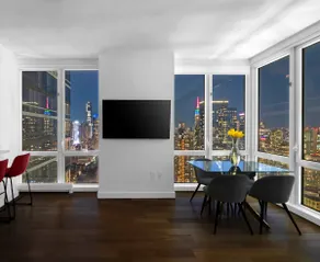 Luxury Large 2-Bed 2-Bath with Skyline+Water Views - Image 2