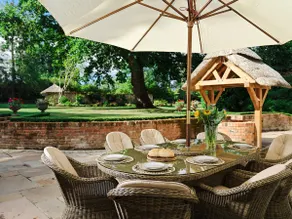 Striking Thatched house near New Forest - Image 3