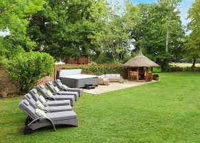 Striking Thatched house near New Forest - Image 2