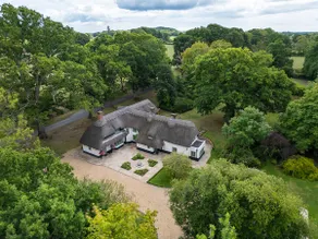 Striking Thatched house near New Forest - Image 5