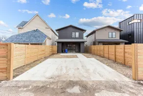 Cozy Home - Private Parking 3BR - Image 3
