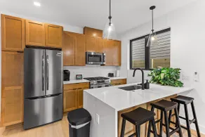 Cozy Home - Private Parking 3BR - Image 4