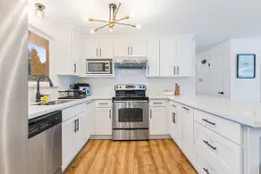 The Benson - Cozy Modern 4bd by Airport & DT - Image 2