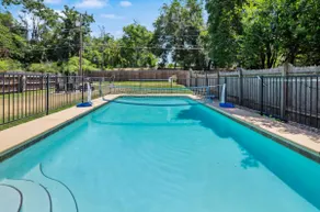 Sunny studio with pool near downtown - Image 2