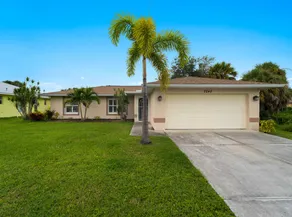 Venice Coastal Vibe - Serene Pool Home - Image 4